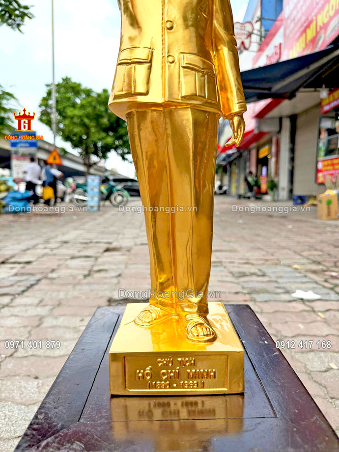 Phần chân tượng có khắc tên Bác